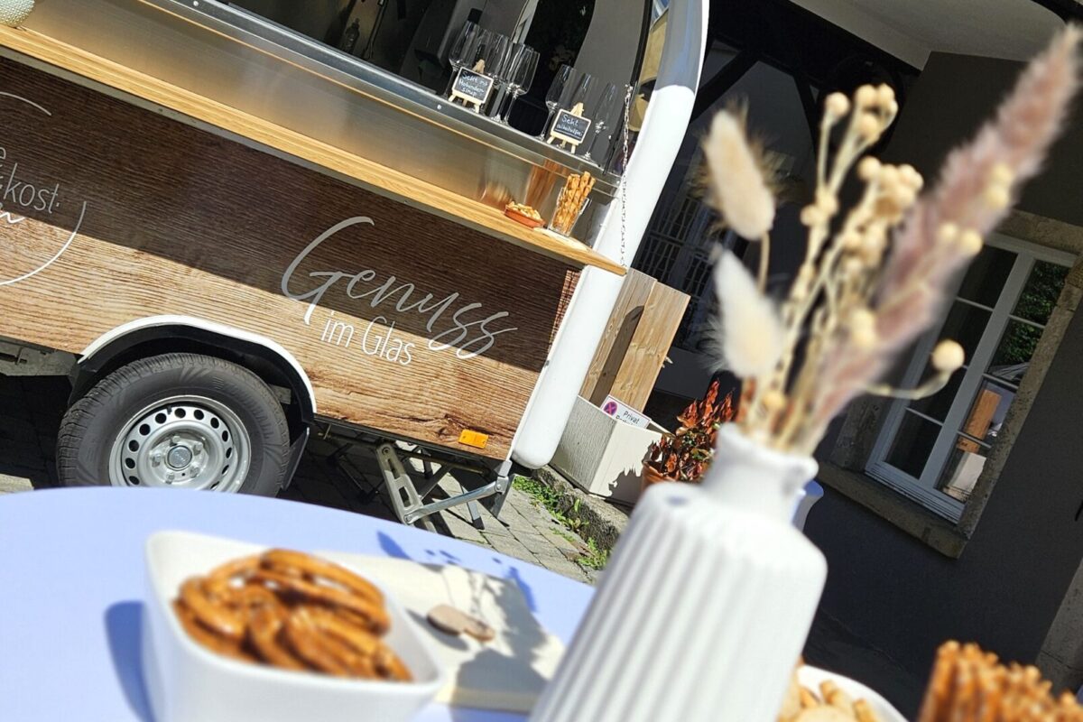 Alter Gewölbekeller Außenbereich mit mobiler Bar